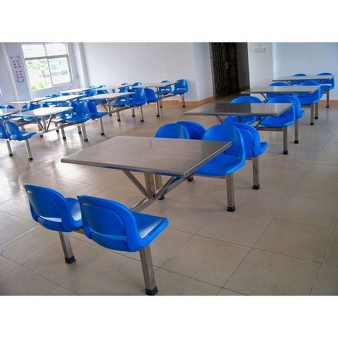 为什么选择专业的食堂桌椅厂家？——学校与员工食堂的桌椅定制之道